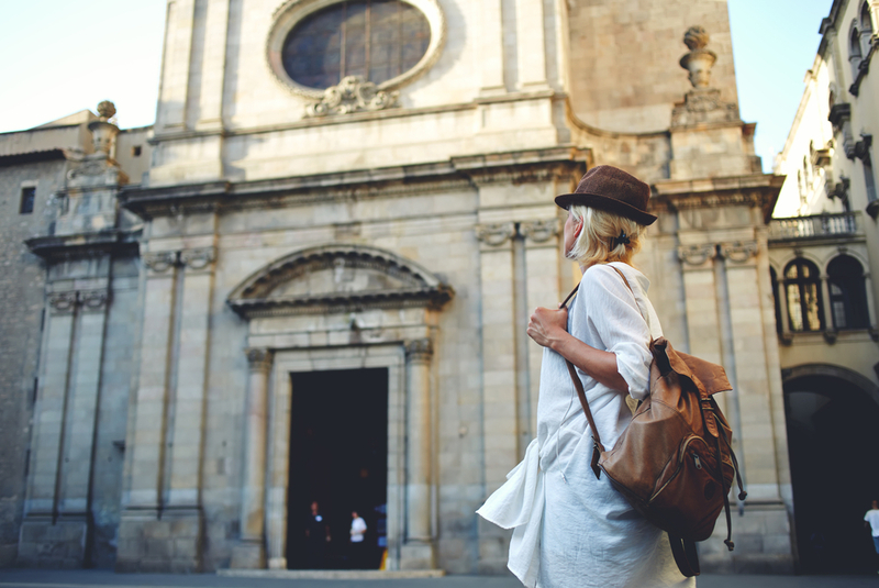 Joven turista realizando un viaje en el extranjero