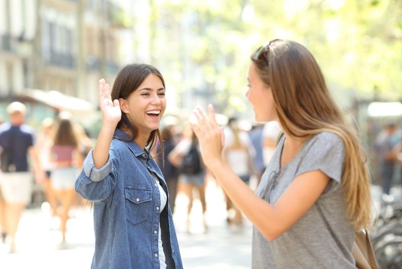 Cómo saludar en inglés en encuentros inesperados﻿