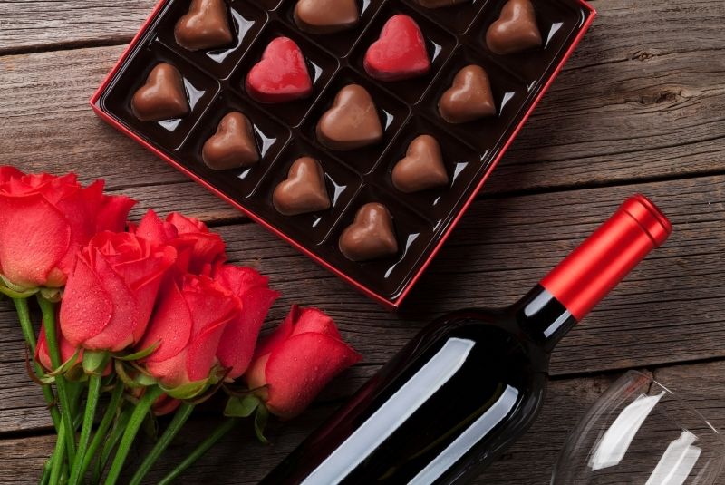 Vino, bombones y rosas por San Valentín