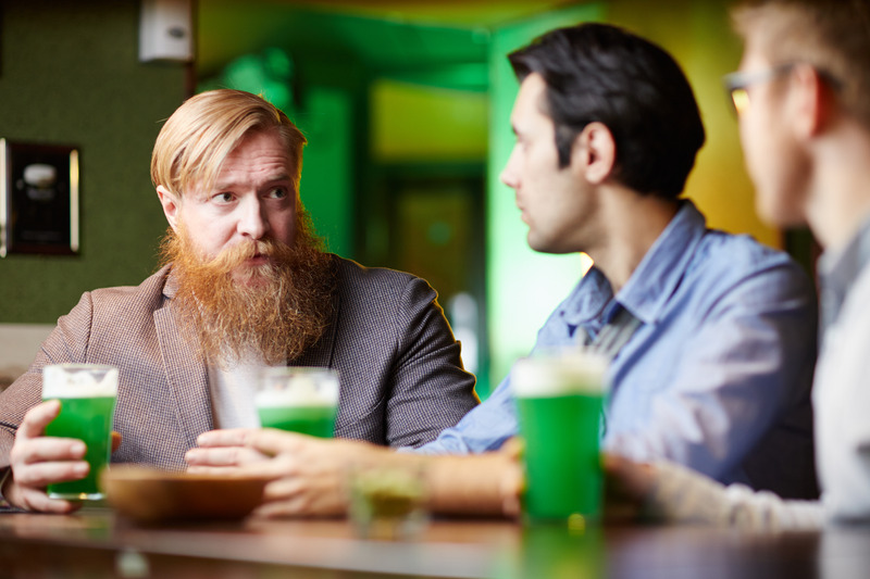 Hombres bebiendo cerveza en pub