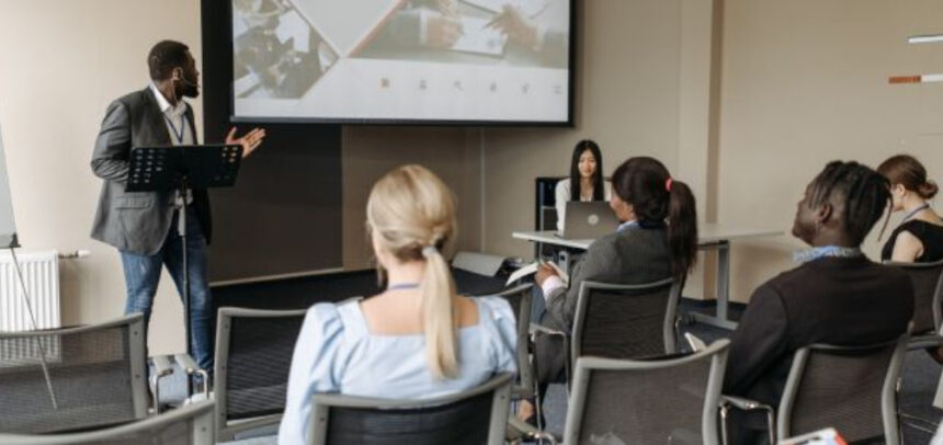 Evolución y tendencias del aprendizaje corporativo: De la enseñanza tradicional a la revolución audiovisual